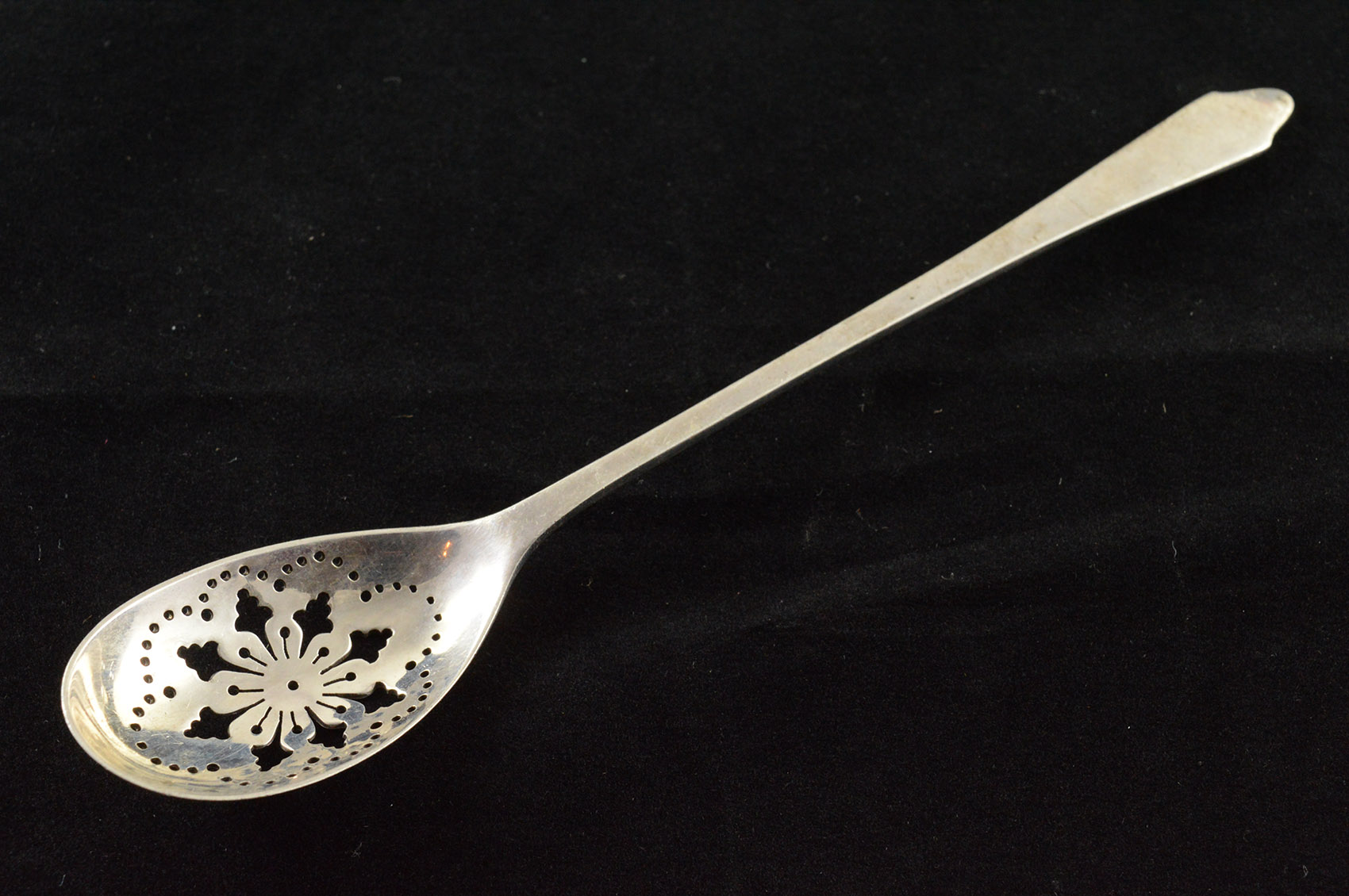 Spoon with holes? Not for soup I hope. But for what? The tile is 12x12cm,. The spoon is smaller