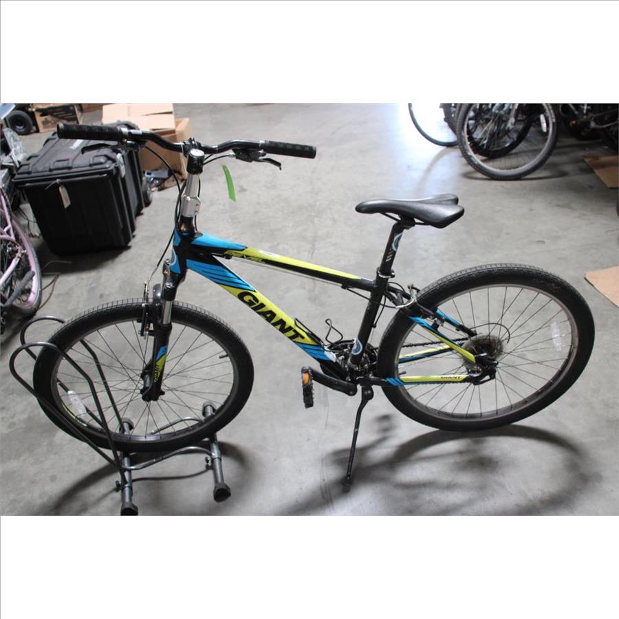 Giant Sedona DX Men's Hybrid Bike 