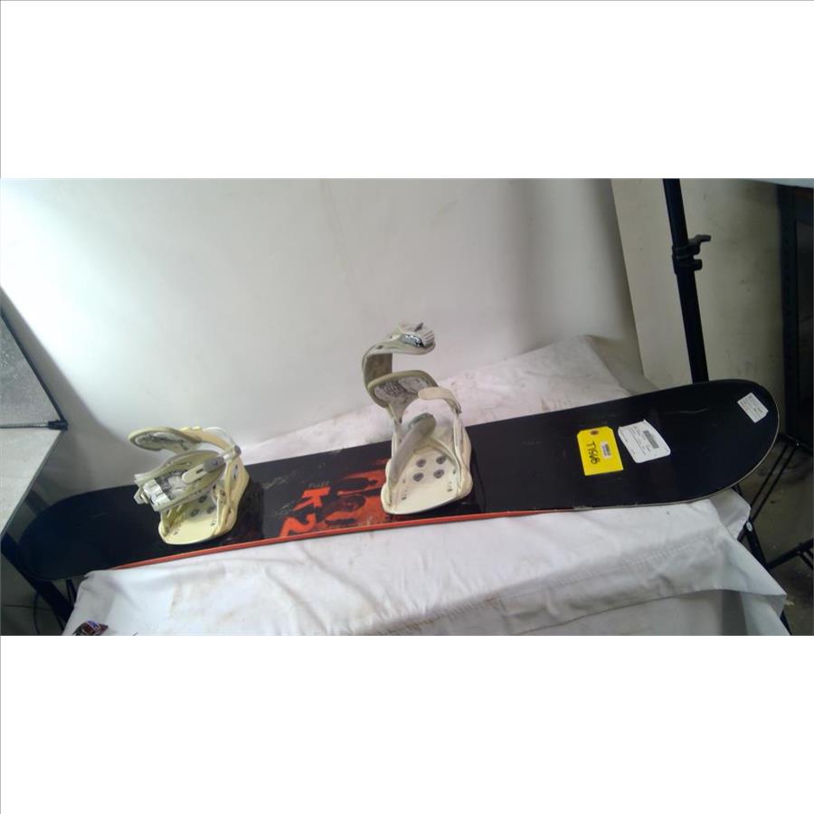 K2 Fuse 152.4 Snowboard + Agency Binding Property Room
