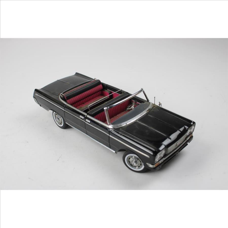 Shanghai SH761 Model Car, With Homies Series Mini Figures