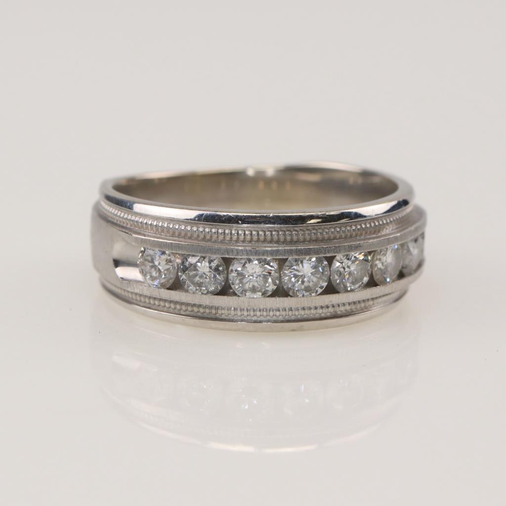 14k White Gold Unique Graduated Style Diamond Wedding Band (1/10 cttw)