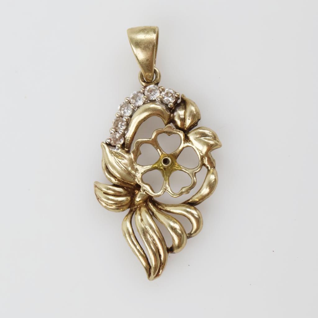 10kt Gold Clear Stone Flower Pendant
