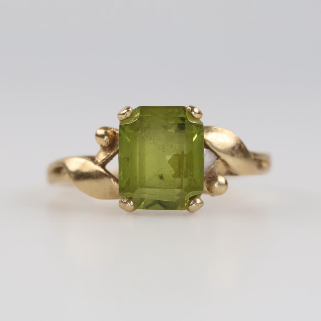 10kt Gold Green Stone Ring
