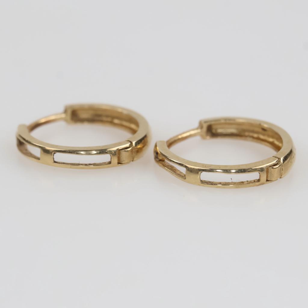 10kt Gold Hollow Hoop Earrings