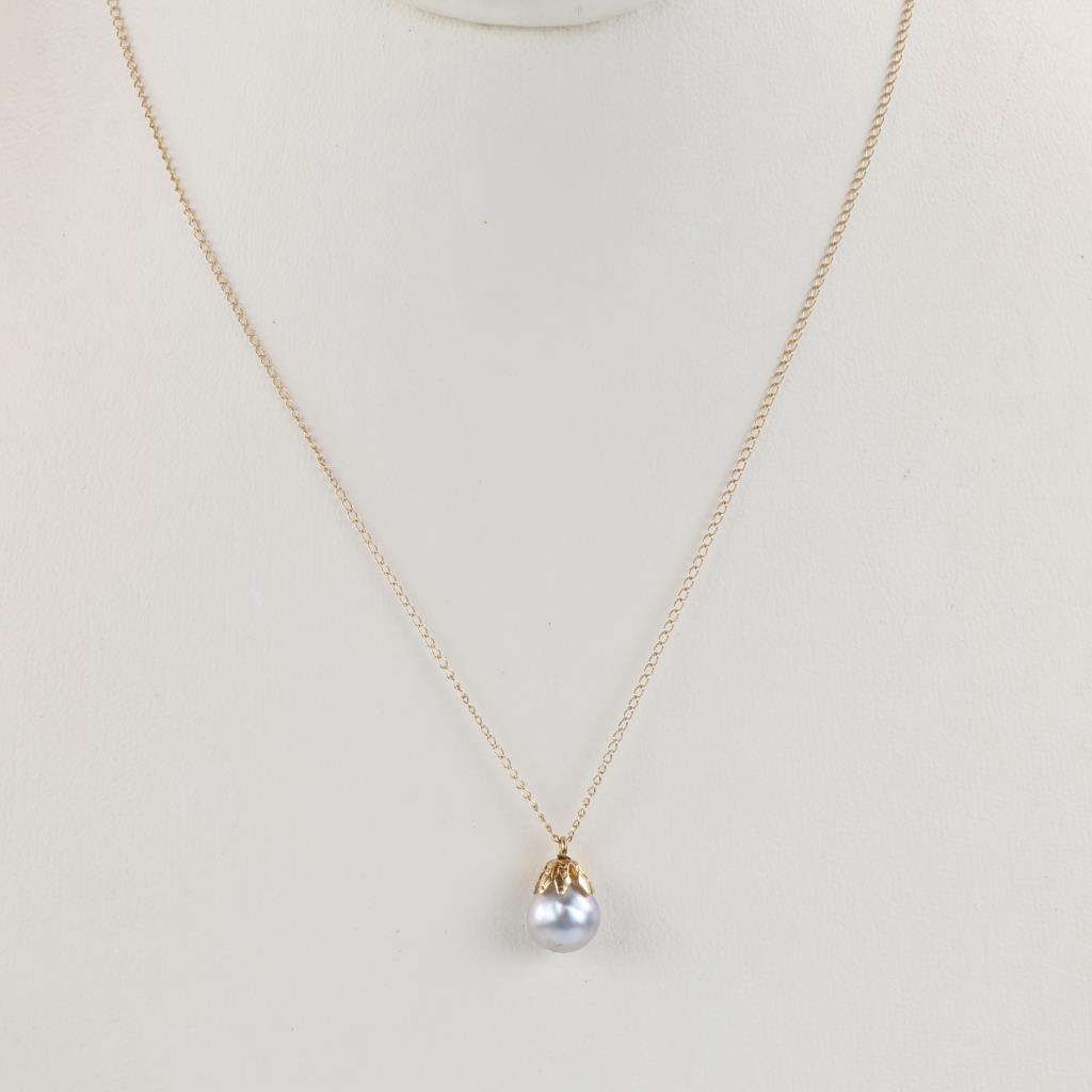 10kt Gold Necklace With Iridescent Stone Pendant