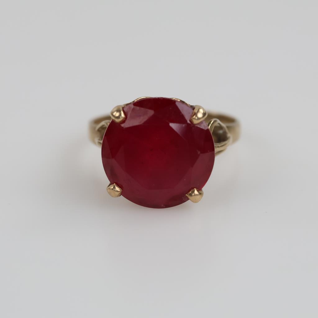 10kt Gold Red Stone Ring