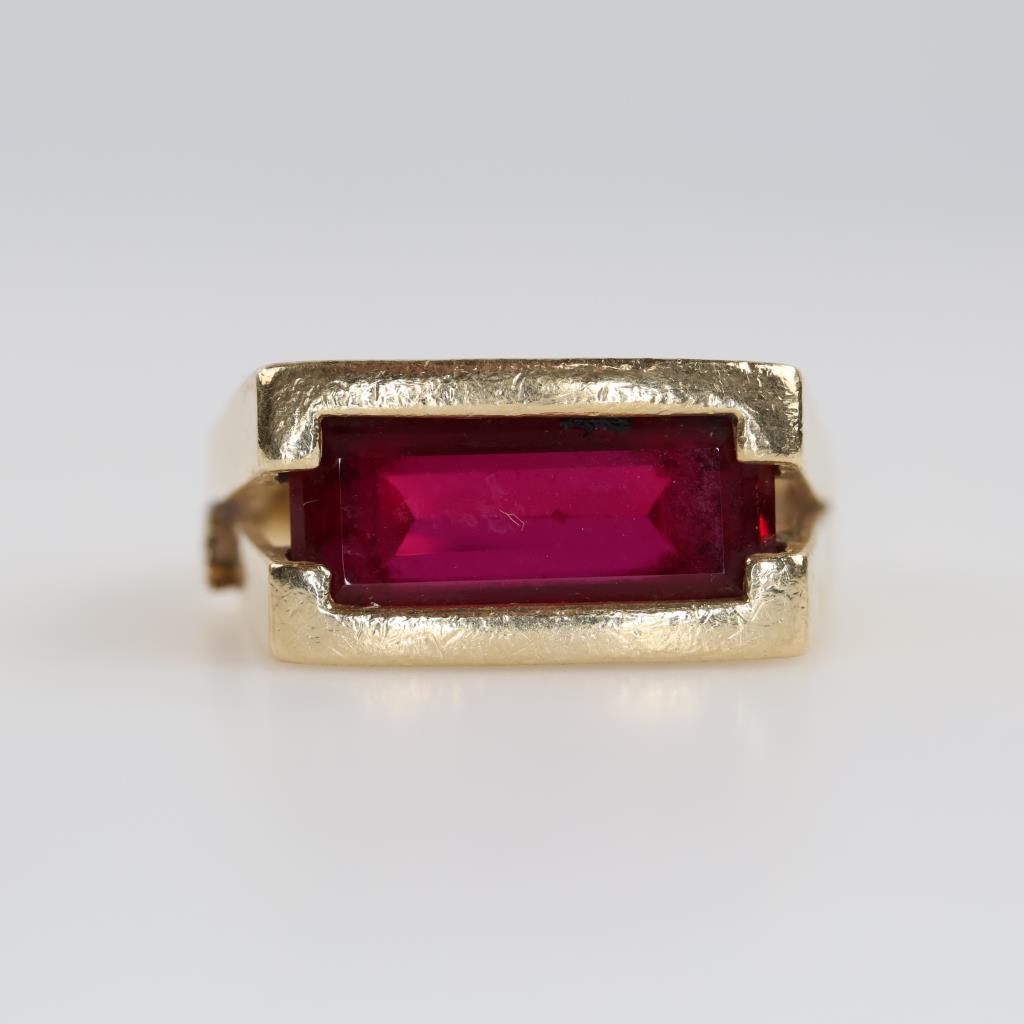 10kt Gold Red Stone Ring