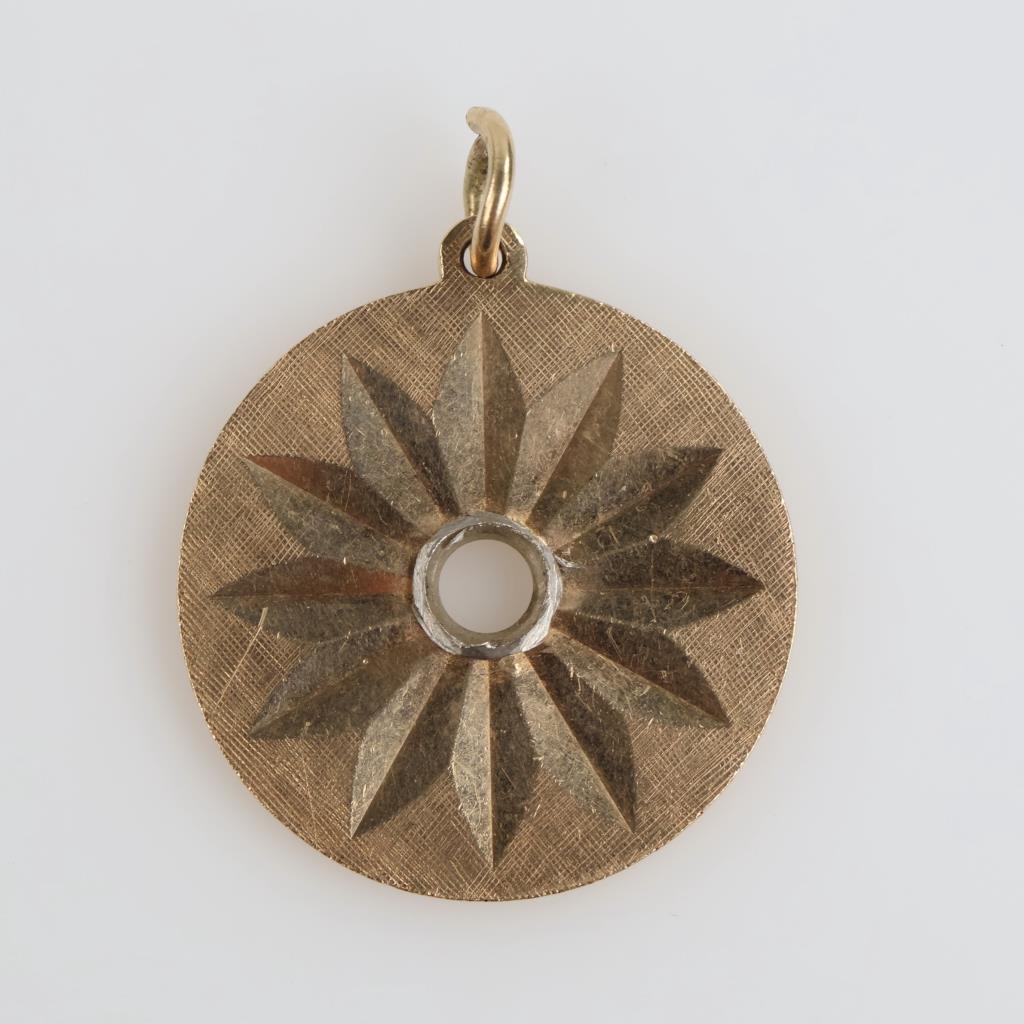 10kt Gold Round Flower Pendant