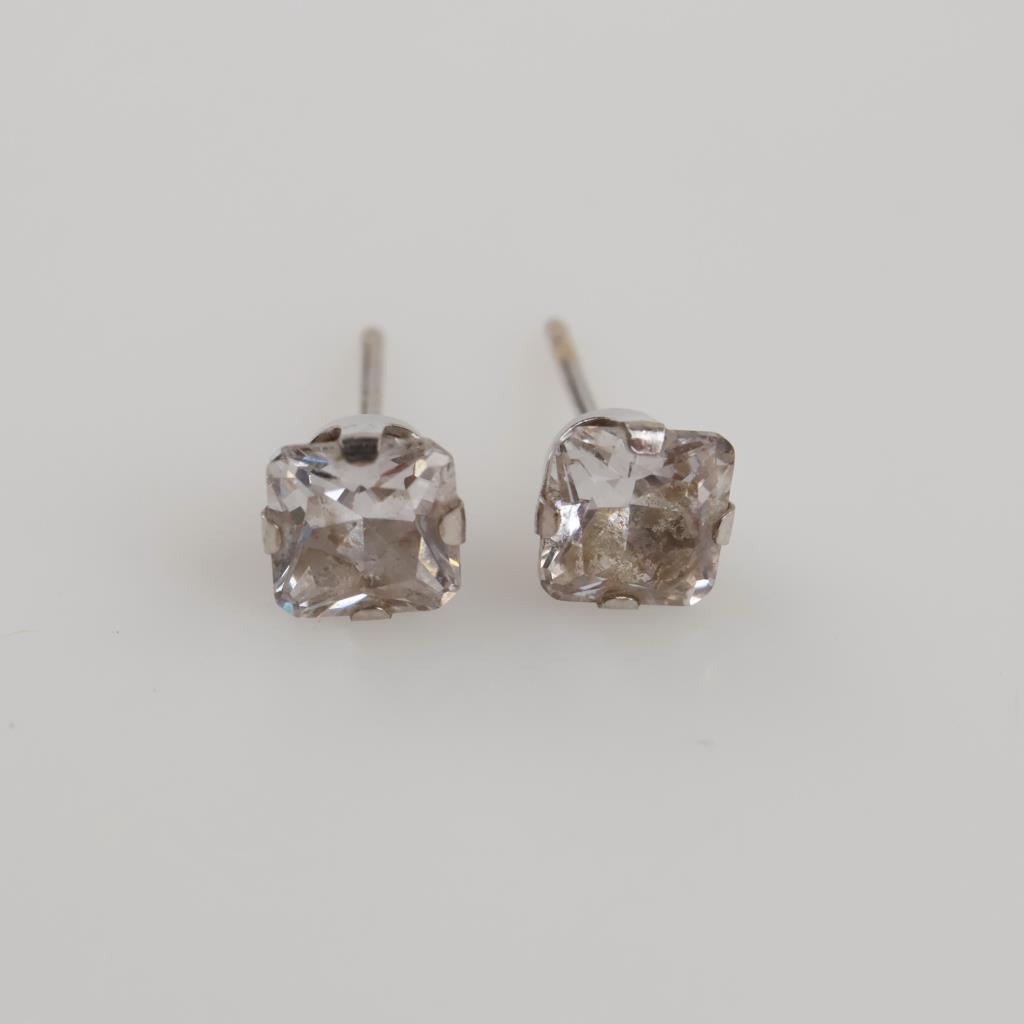 10kt White Gold Clear Stone Square Stud Earrings