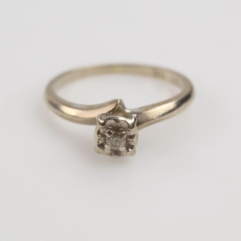 10kt White Gold Diamond Ring
