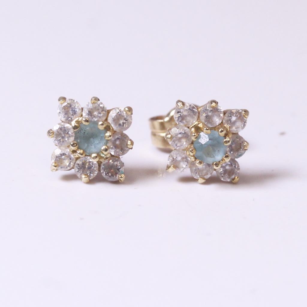 14kt Gold 0 79g Pair Of Flower Shaped Earrings With Clear And Green 14kt Gold 0 79g Pair Of Flower Shaped Earrings With Clear And Green Stones