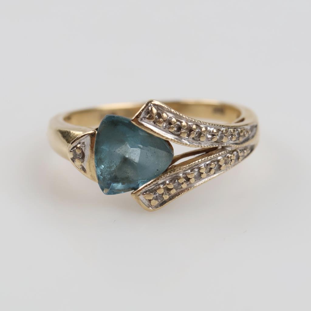 14kt Gold Blue Stone Diamond Accent Ring