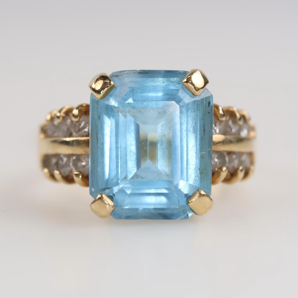 14kt Gold Blue Stone Diamond Ring
