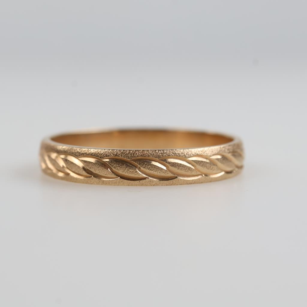 14kt Gold Carved Band