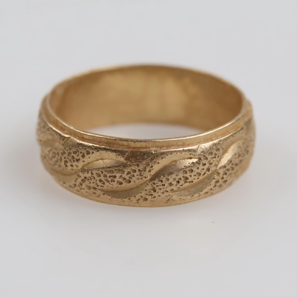 14kt Gold Carved Band