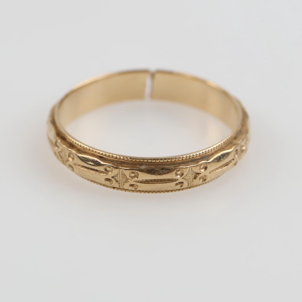 14kt Gold Carved Band