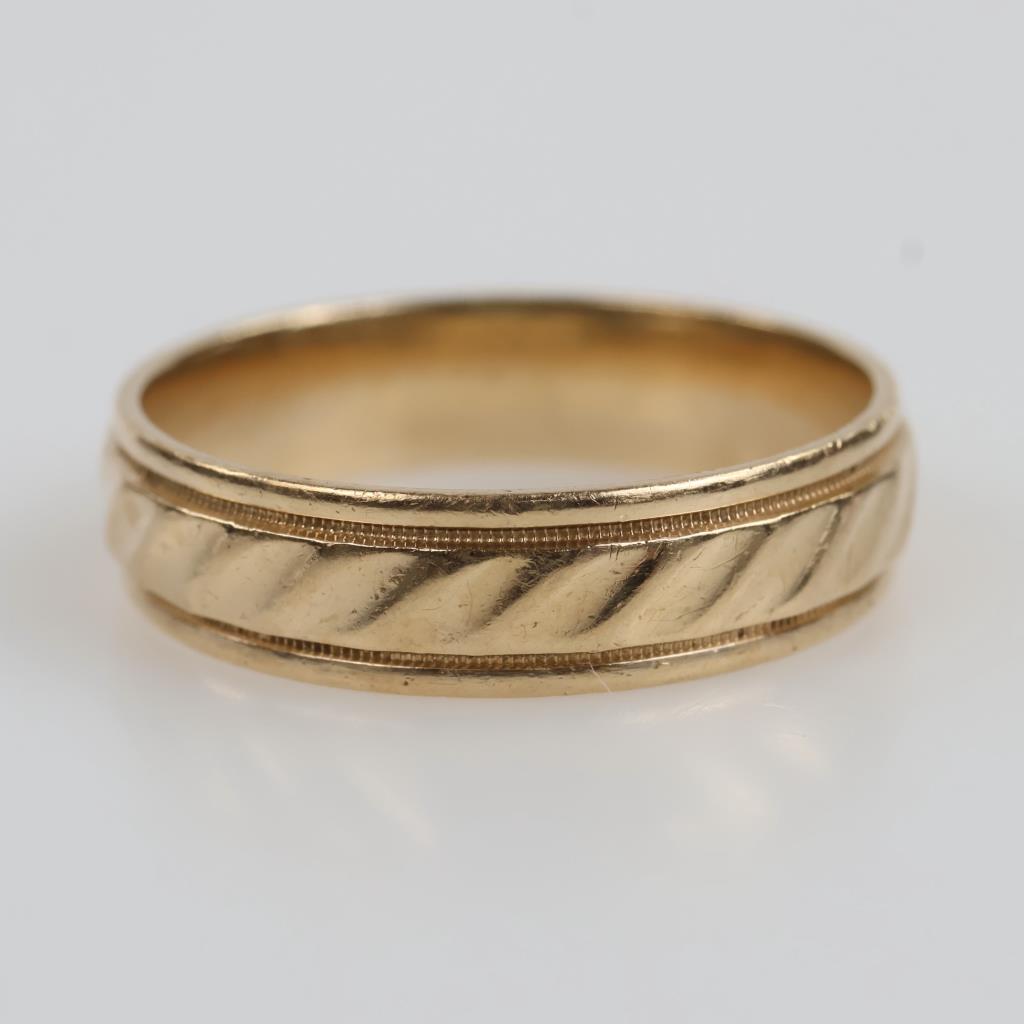 14kt Gold Carved Band