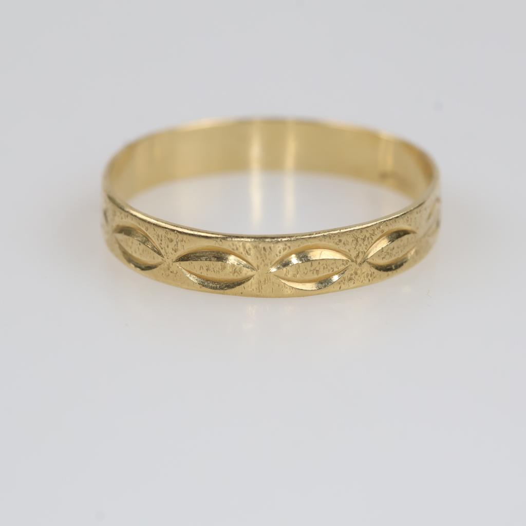 14kt Gold Carved Band