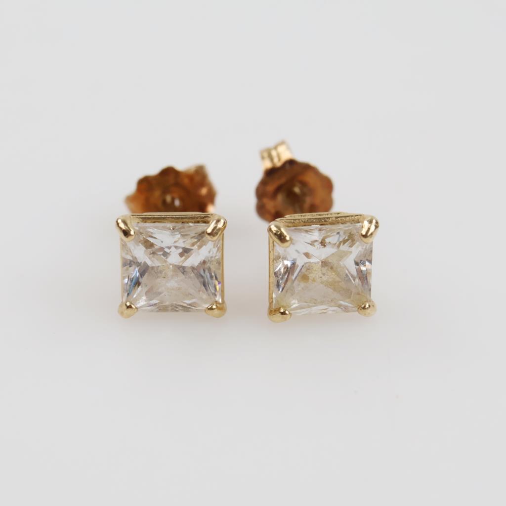 14kt Gold Clear Stone Square Stud Earrings