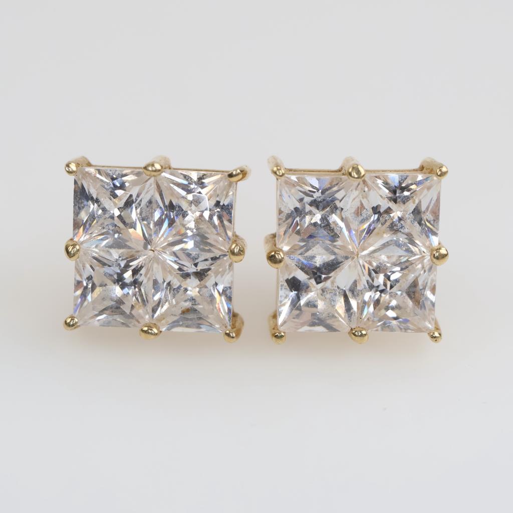 14kt Gold Clear Stone Square Stud Earrings