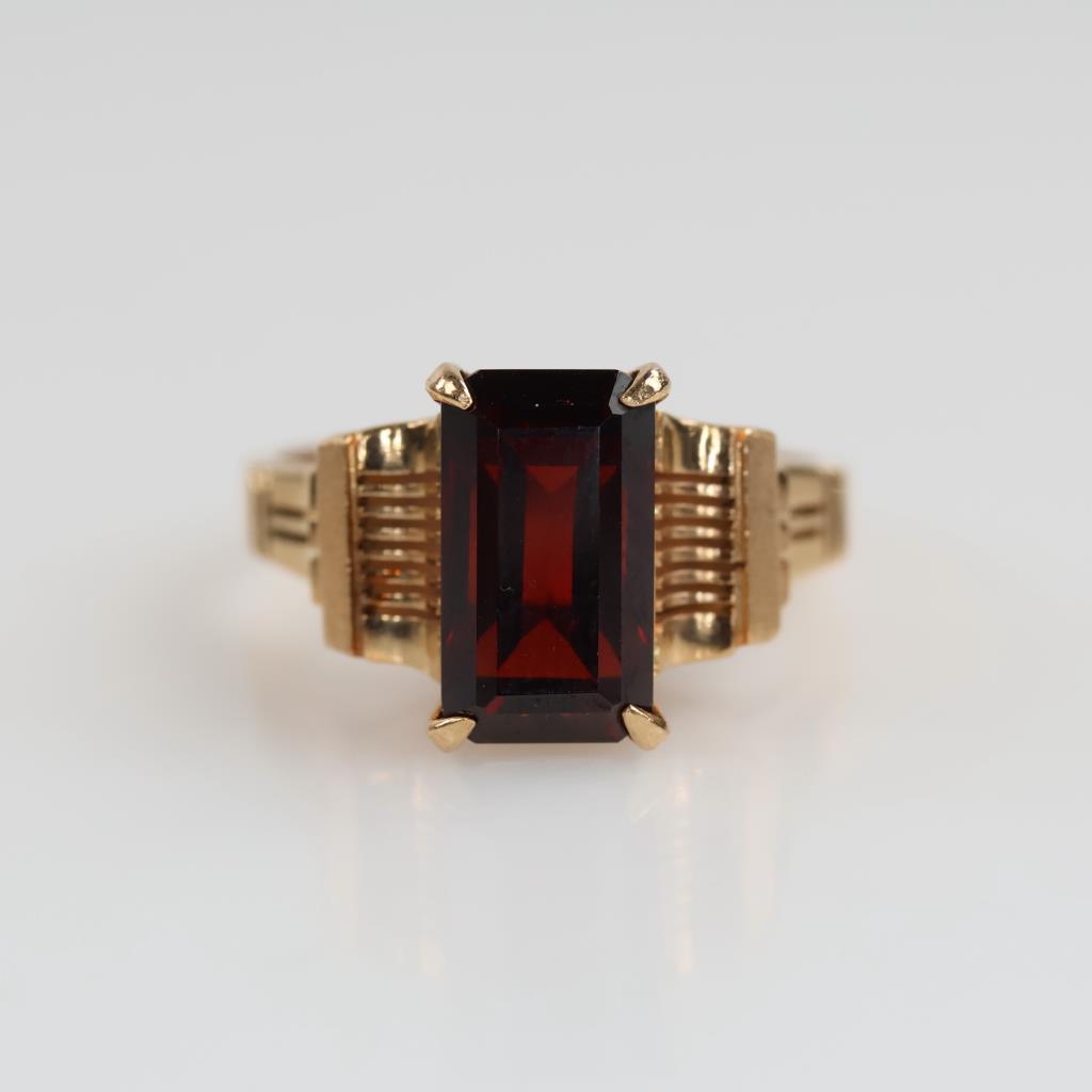 14kt Gold Garnet Ring