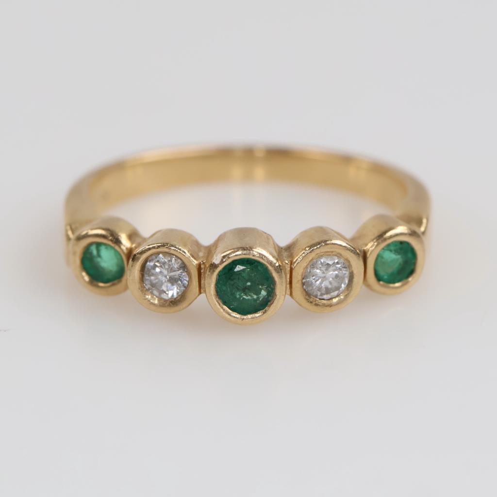 14kt Gold Green Stone Diamond Ring