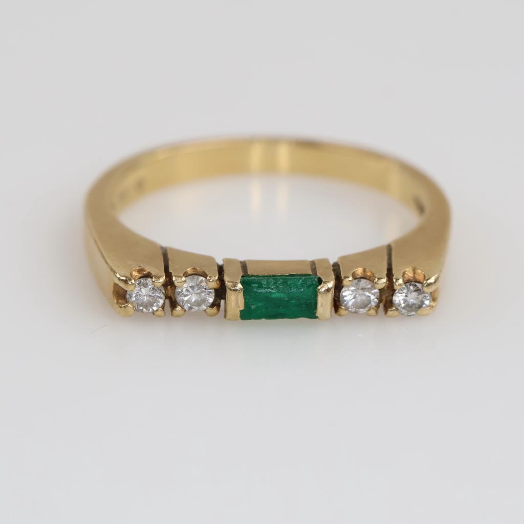 14kt Gold Green Stone Diamond Ring