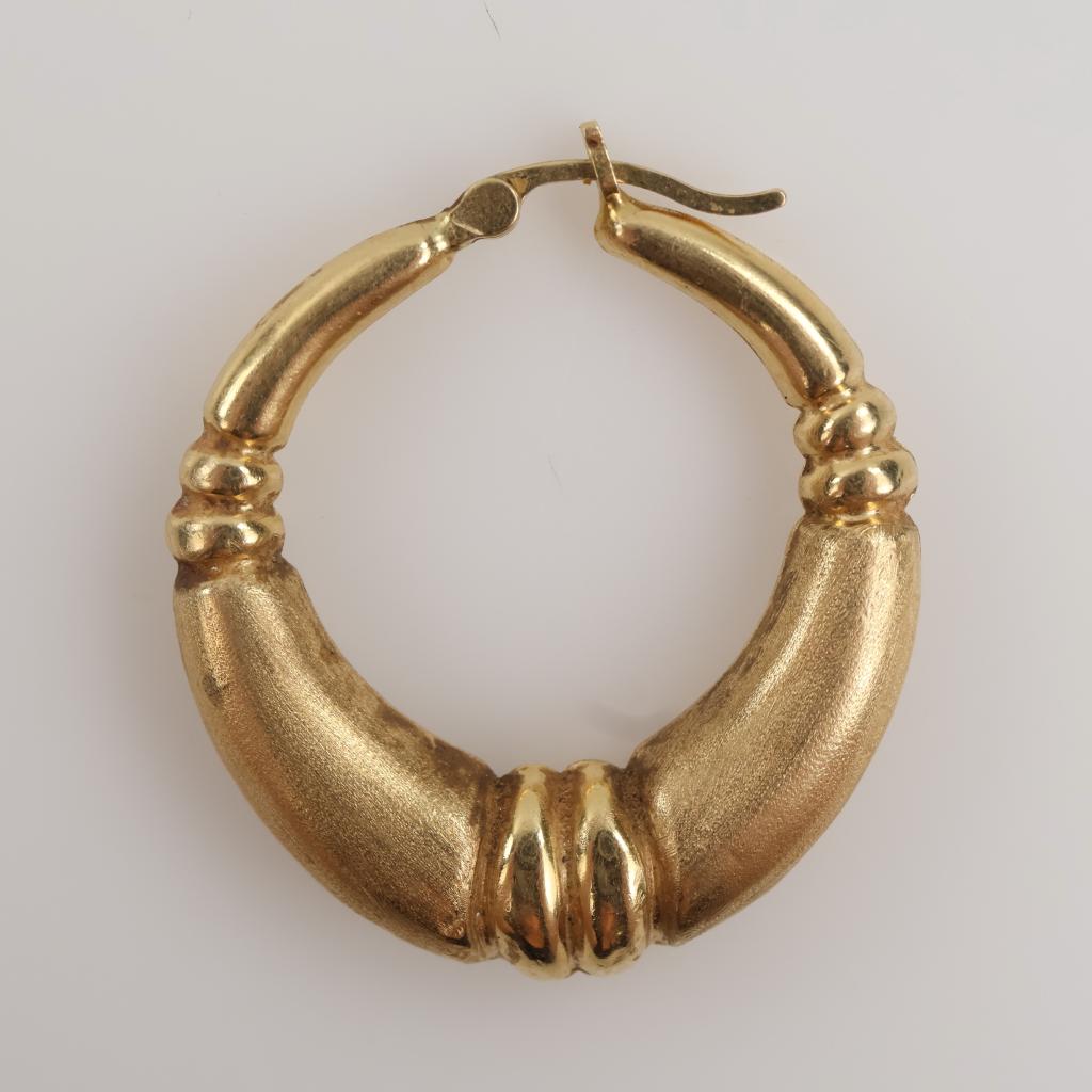 14kt Gold Hollow Hoop Earring
