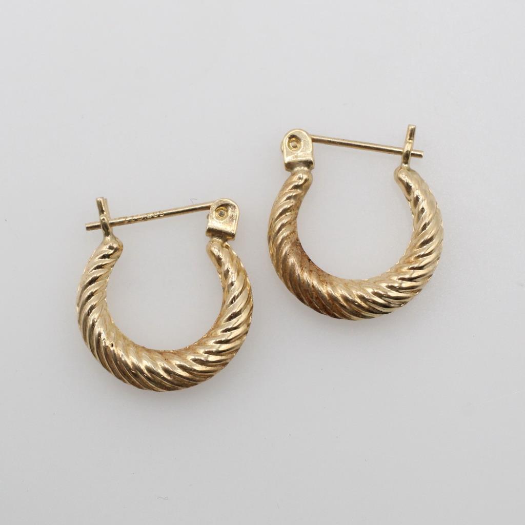 14kt Gold Hollow Hoop Earrings