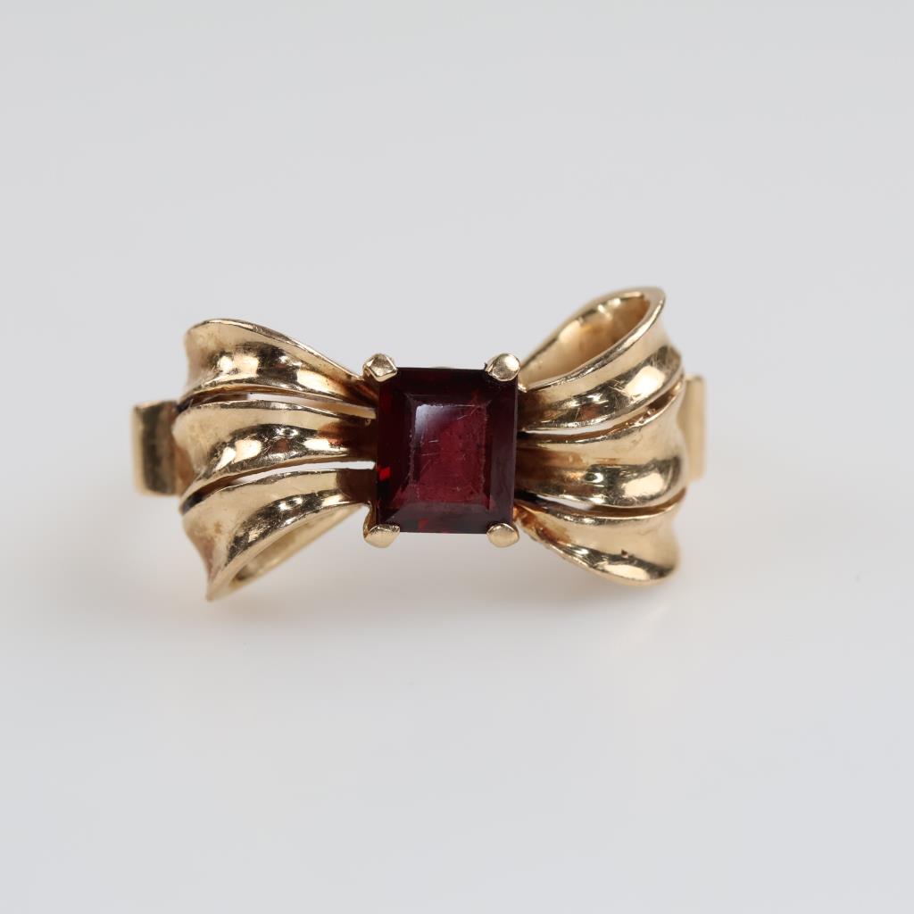 14kt Gold Red Stone Bow Ring