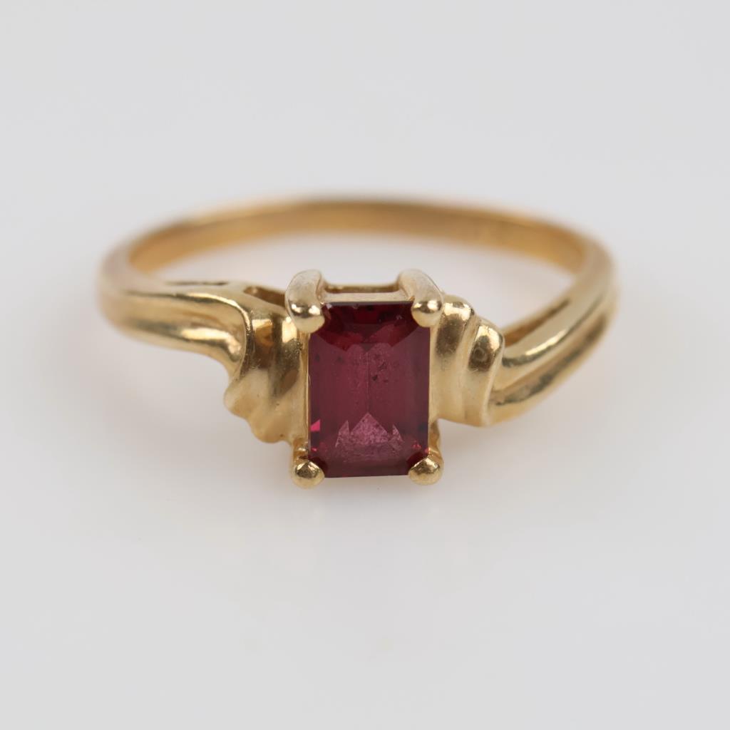 14kt Gold Red Stone Ring