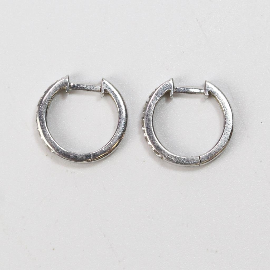 14kt White Gold 1 68g Pair Of Hoop Earring With Clear Stones 14kt White Gold 1 68g Pair Of Hoop Earring With Clear Stones