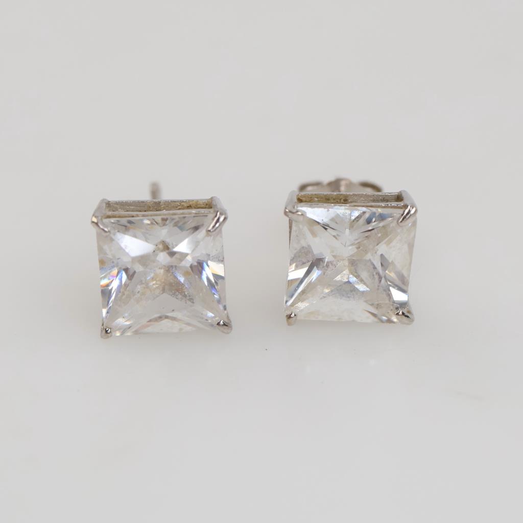 14kt White Gold Clear Stone Square Stud Earrings