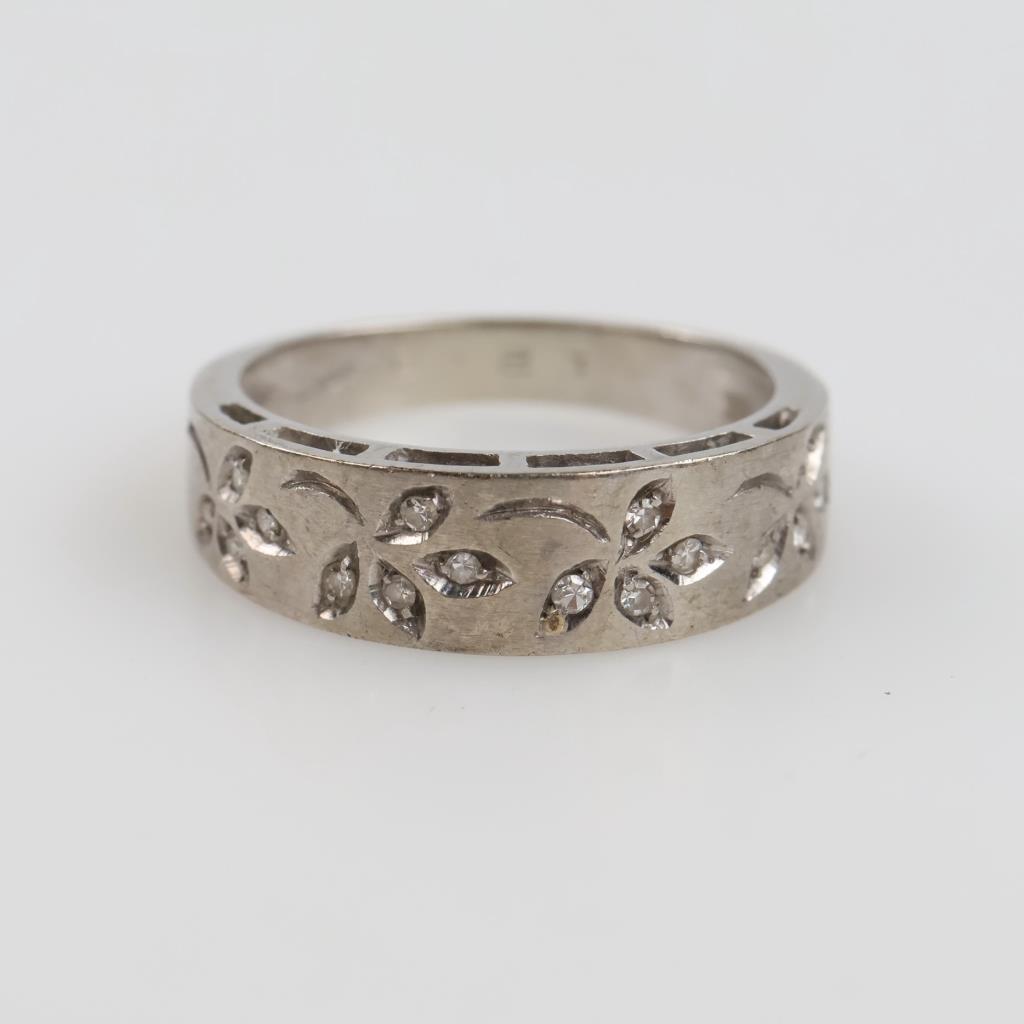 14kt White Gold Diamond Flower Band