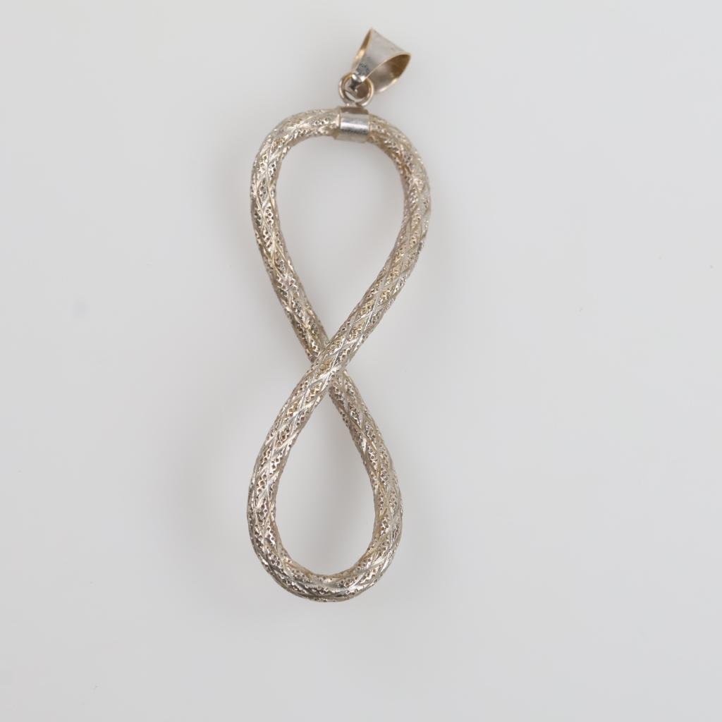 14kt White Gold Hollow Pendant