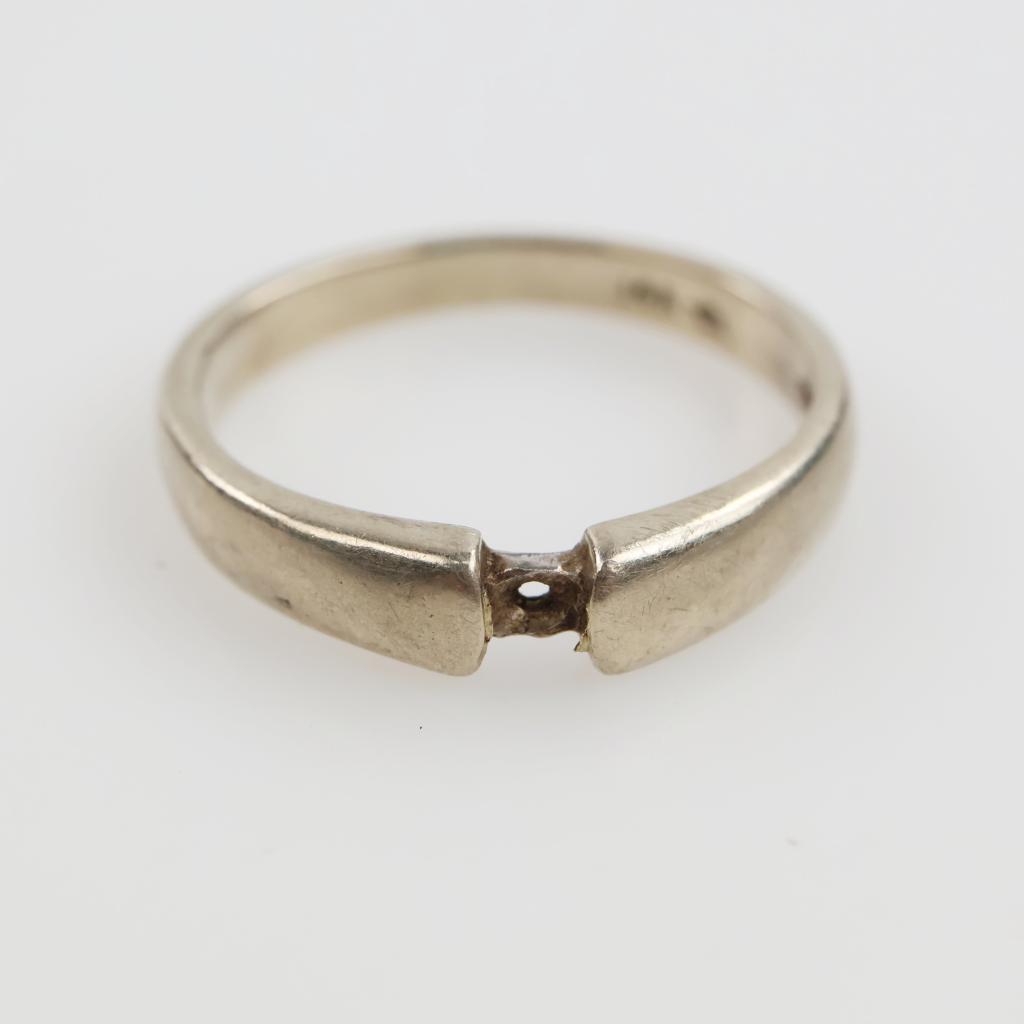 14kt White Gold Ring