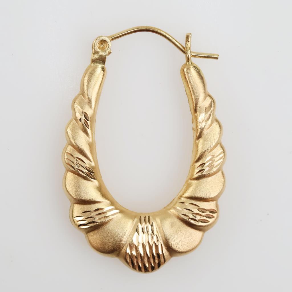 18kt Gold Carved Hollow Hoop Earring