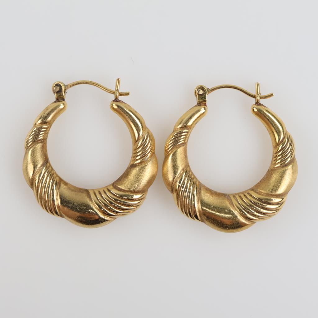 18kt Gold Hollow Hoop Earrings