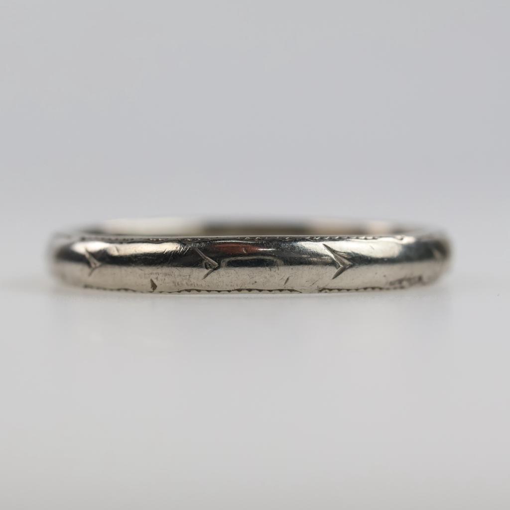 18kt White Gold Engraved Detail Milgrain Band