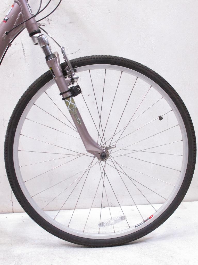 Diamondback Vital 2x Women's Hybrid Bike | Property Room