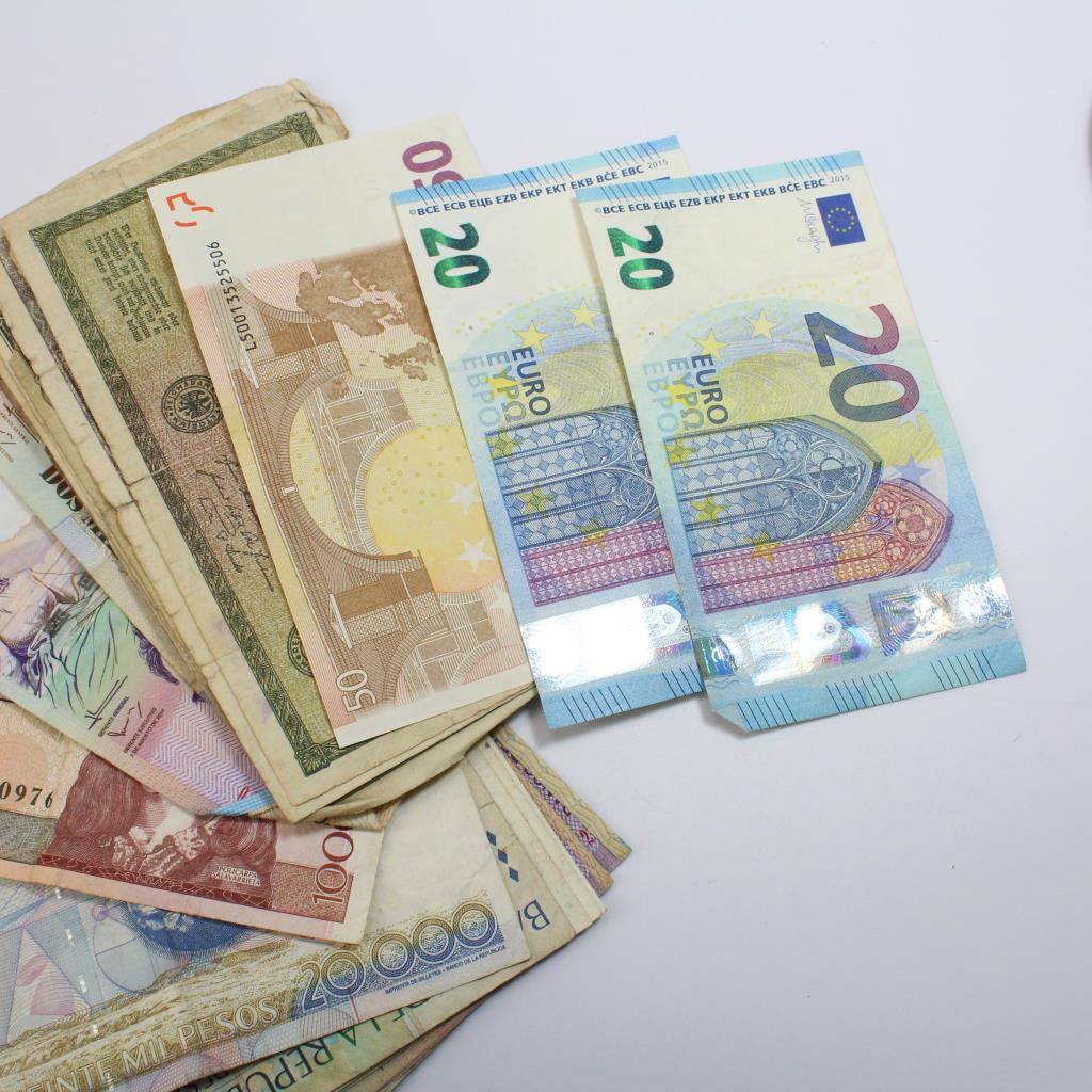 26 Mixed Foreign Banknotes Property Room