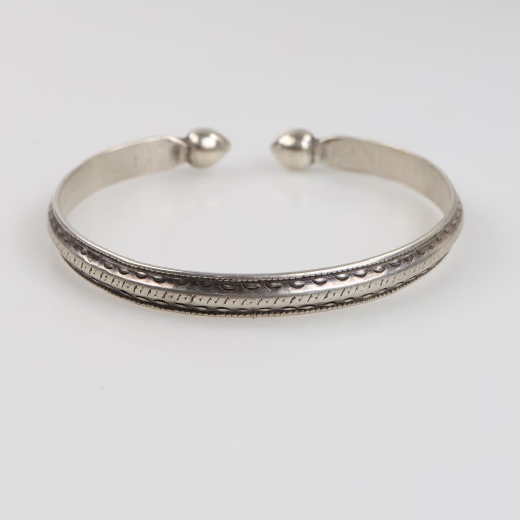 .800-.900 Silver Bangle Bracelet