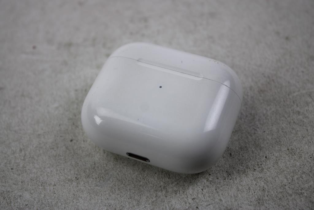Apple AirPods 3 With Charging Case