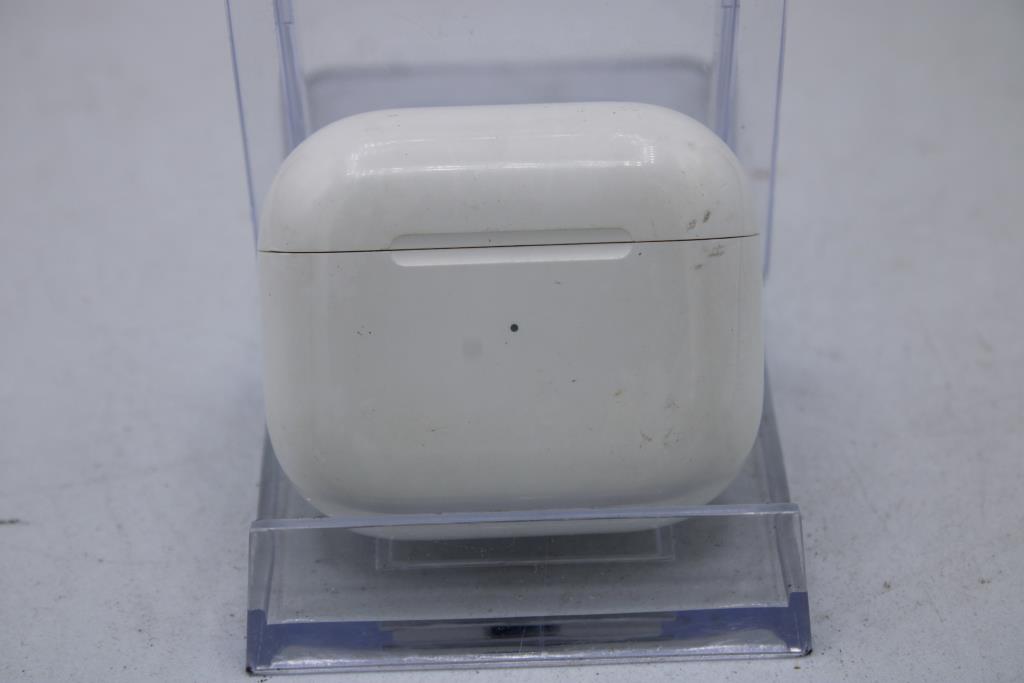 Apple AirPods (3rd Gen) With Charging Case