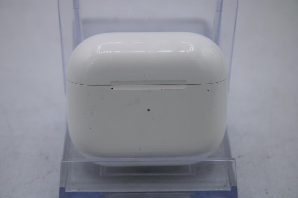 Apple AirPods (3rd Gen) With Charging Case