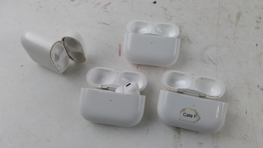 Apple Airpods 4 Pieces