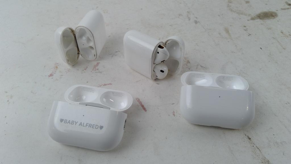Apple Airpods 4 Pieces