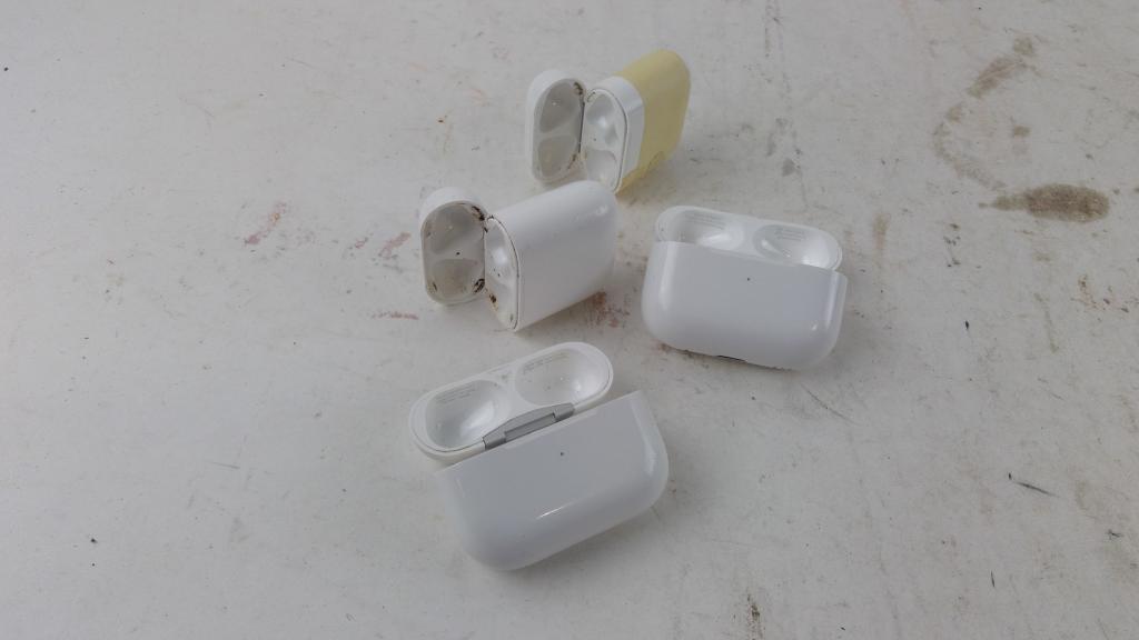 Apple Airpods 4 Pieces