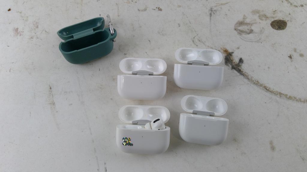 Apple Airpods 4 Pieces