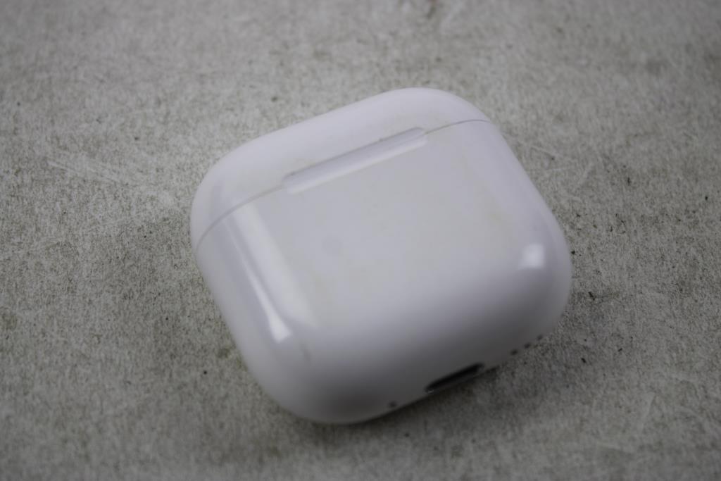 Apple AirPods 4 With Charging Case
